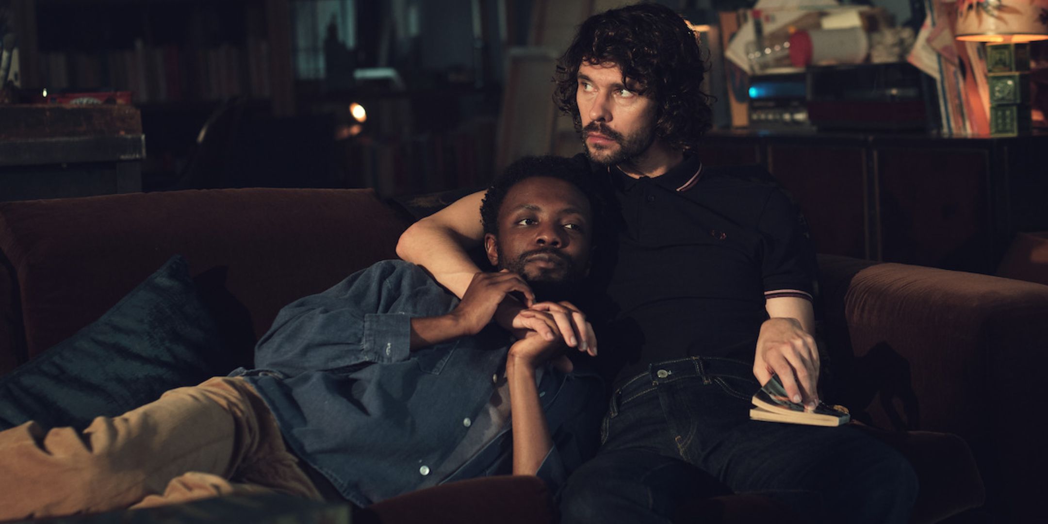 Black Doves está protagonizada por Ben Whishaw como Sam y Omari Douglas como Michael.