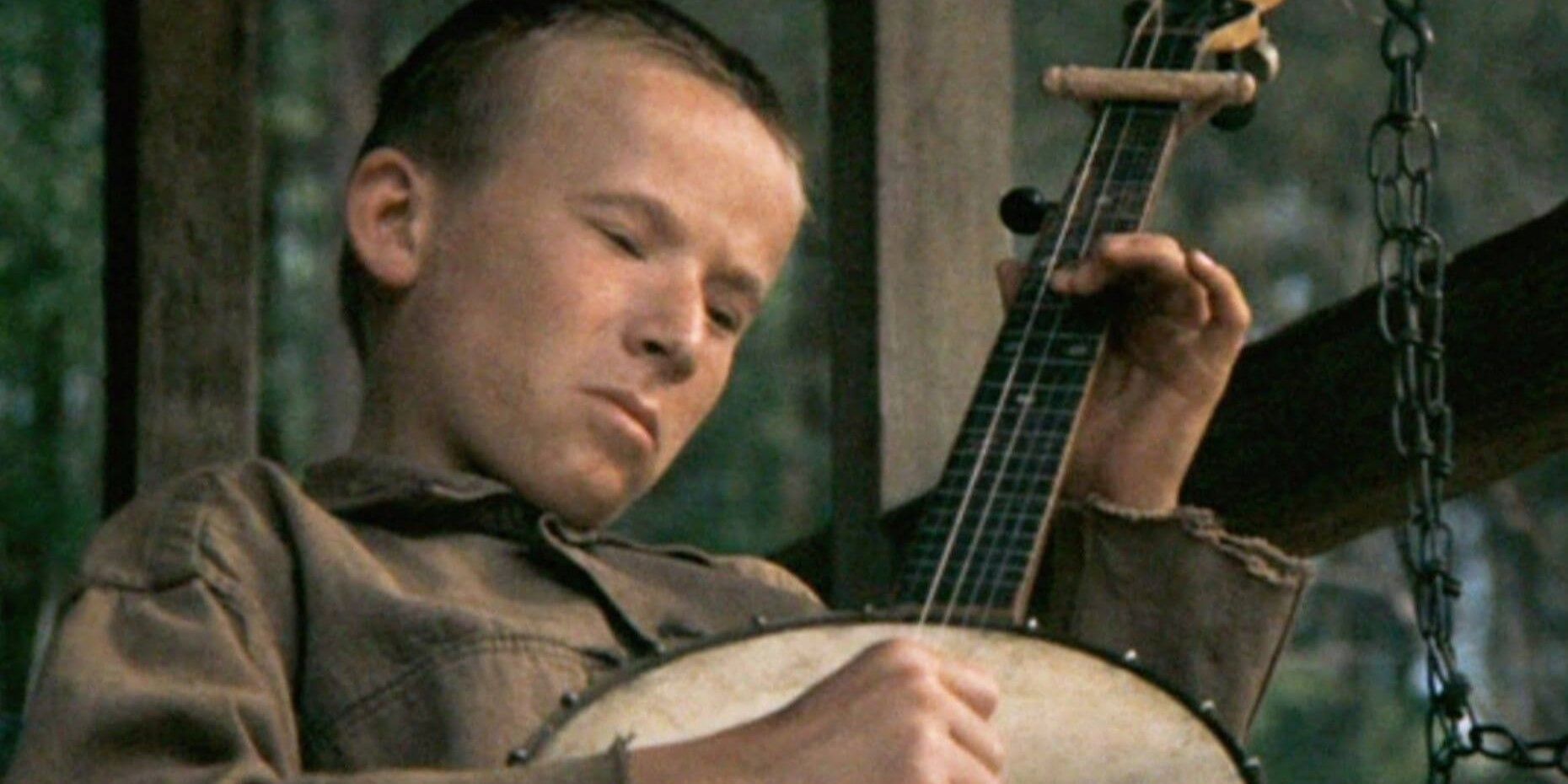 A man playing the banjo in Deliverance