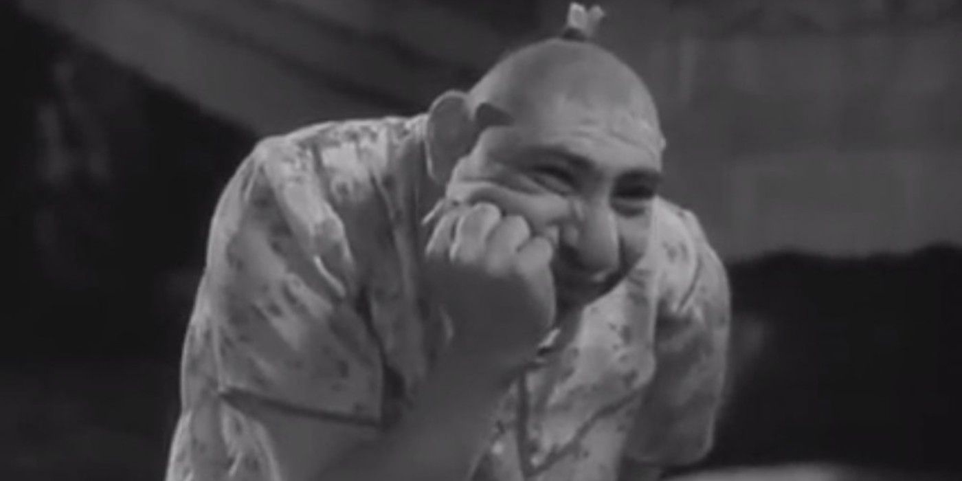 Schlitzie with his hand on his face in &lsquo;Freaks&rsquo;