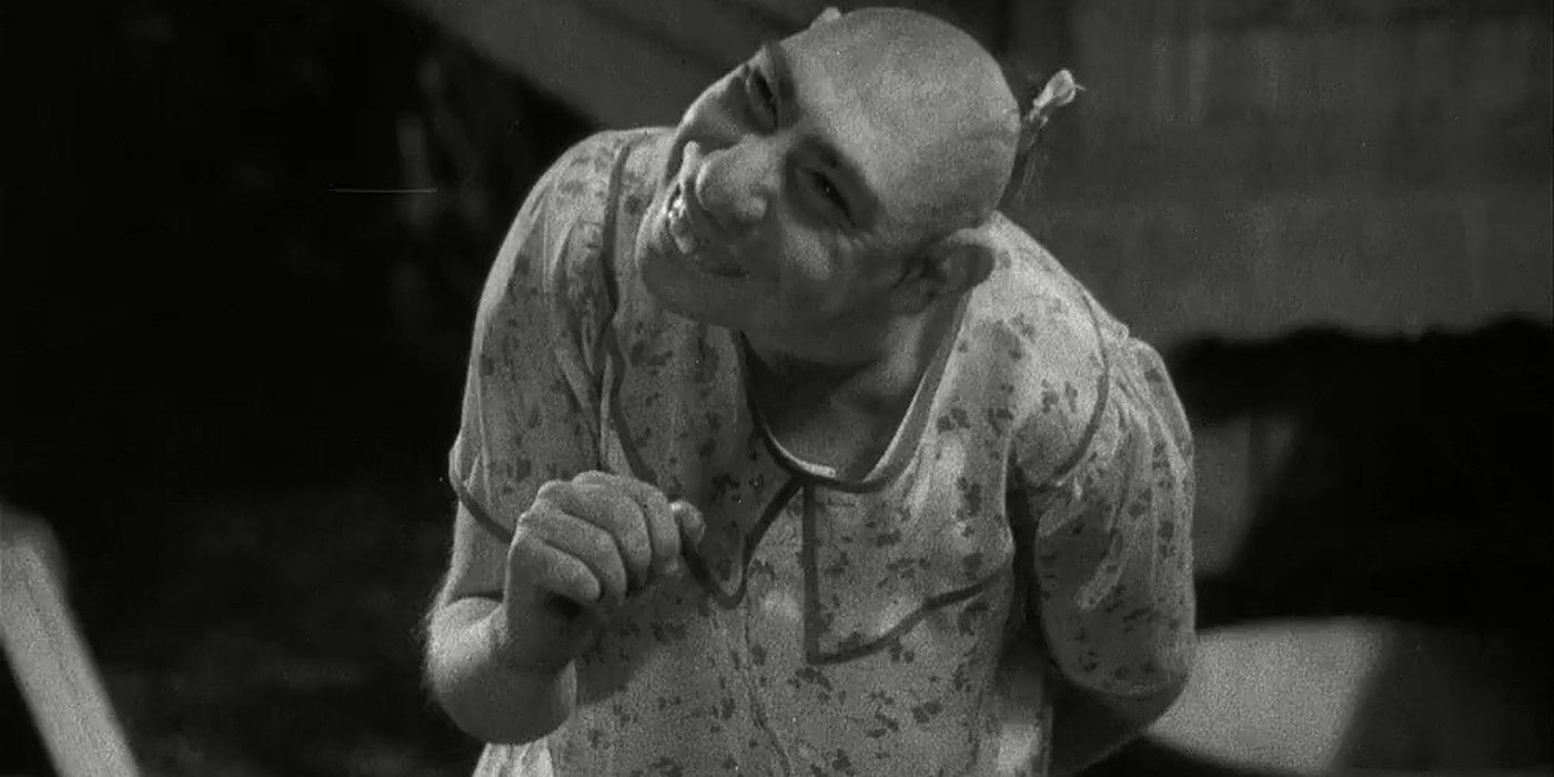 Schlitzie smiles in 'Freaks'