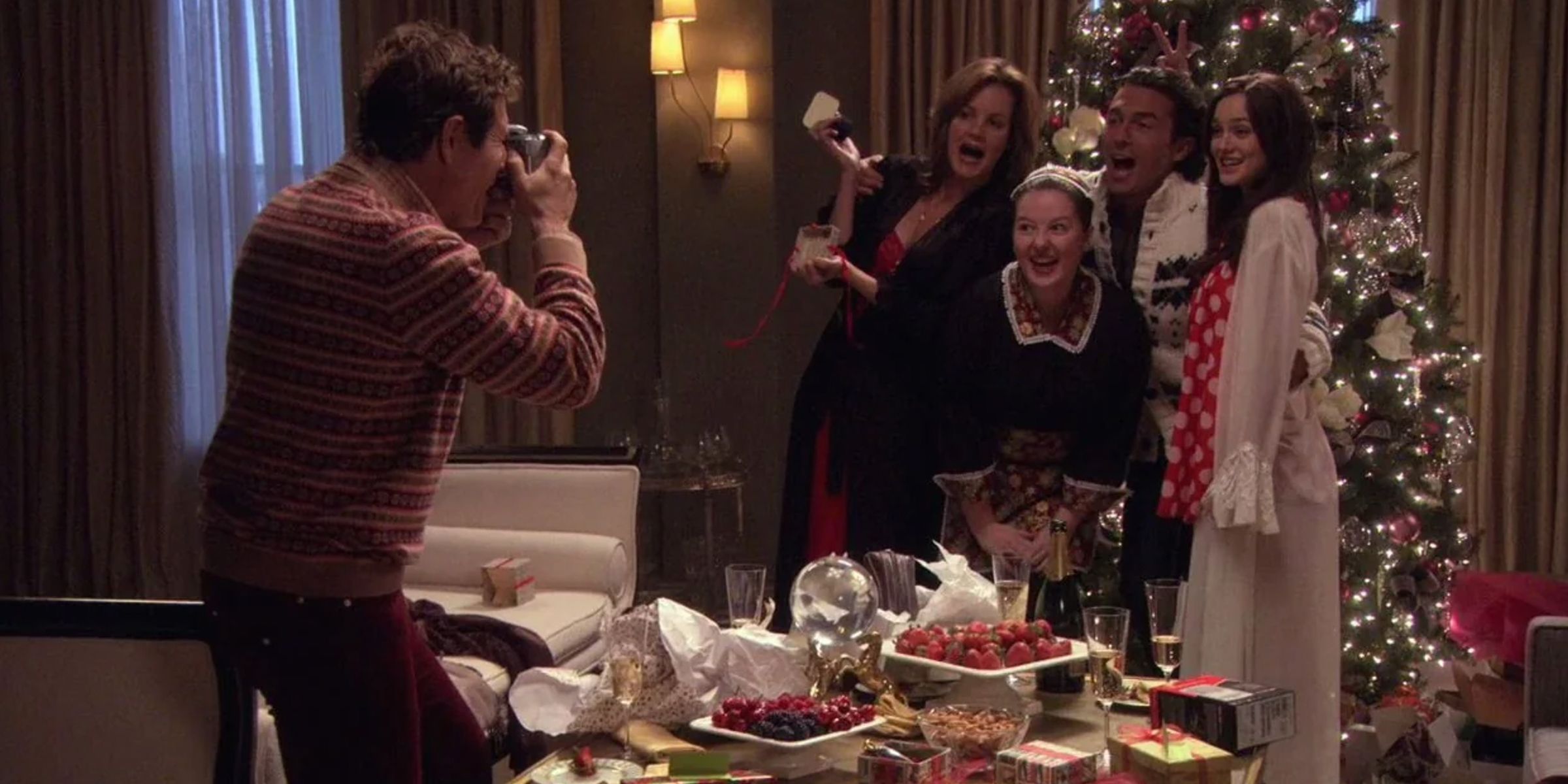 A photo taken in front of the Christmas tree in &lsquo;Gossip Girl&rsquo; Season 1, Episode 11