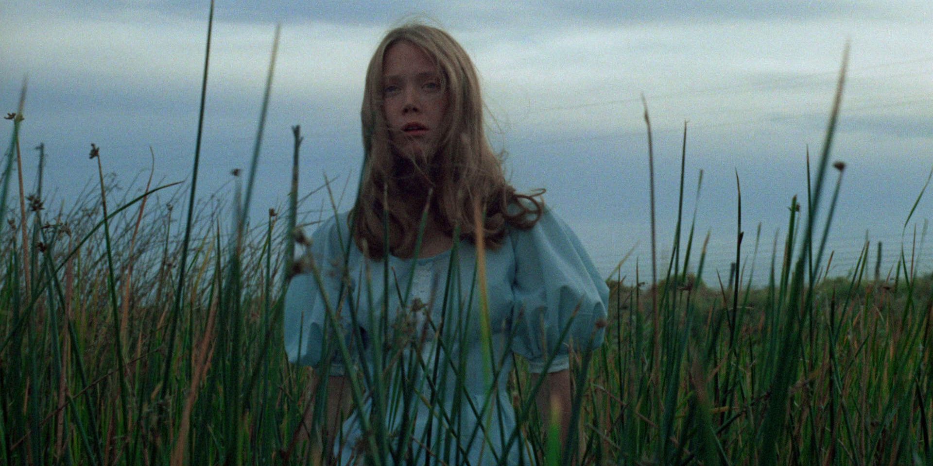 Holly (Sissy Spacek) in a filed in 'Badlands'