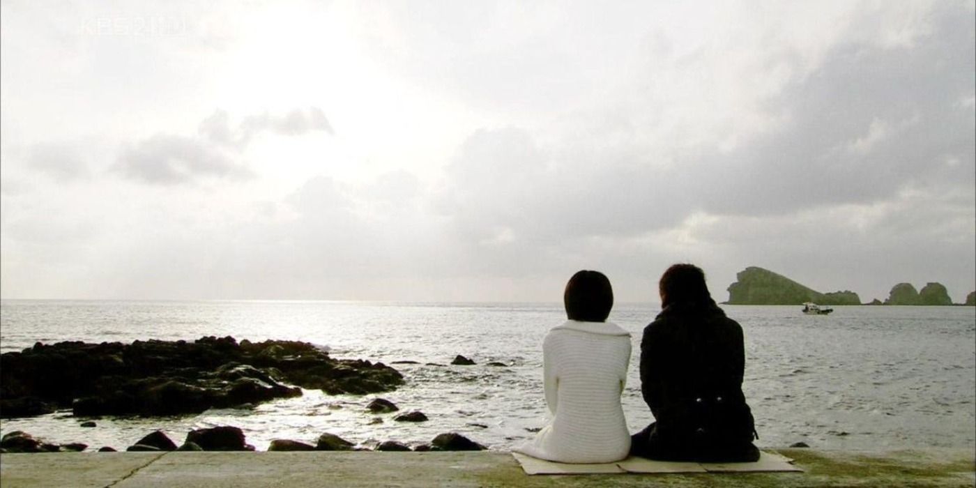 Hyun Bin and Sung Yu-ri in _The Snow Queen_ overlooking the sea-1