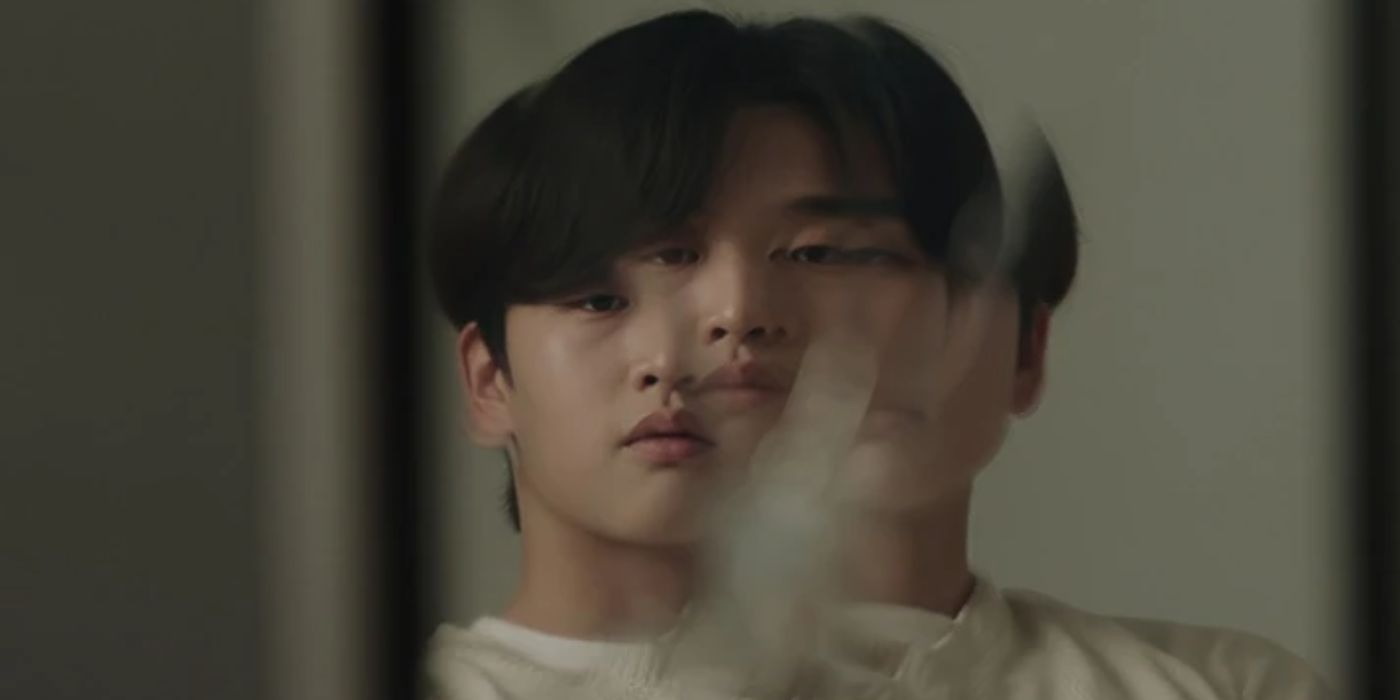 Kim Yoon-woo as Park Ha-ru looking into a broken mirror in Begins Youth.