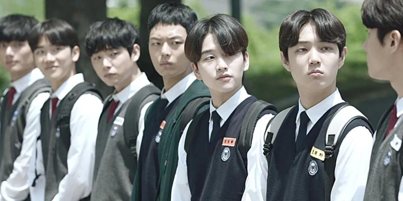  Seo Ji Hoon, Noh Jong Hyun, Ahn Ji Ho, Seo Young Joo, Kim Yoon Woo looking at Kim Hwan in Begins Youth.