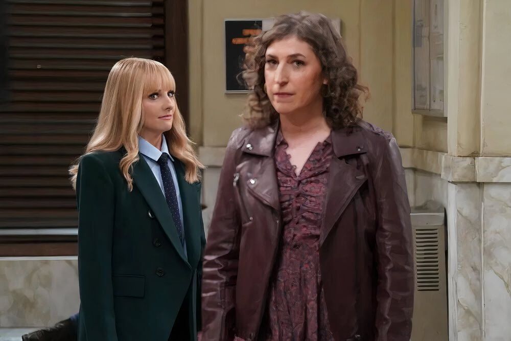 Melissa Rauch is looking at Mayim Bialik with suspicion