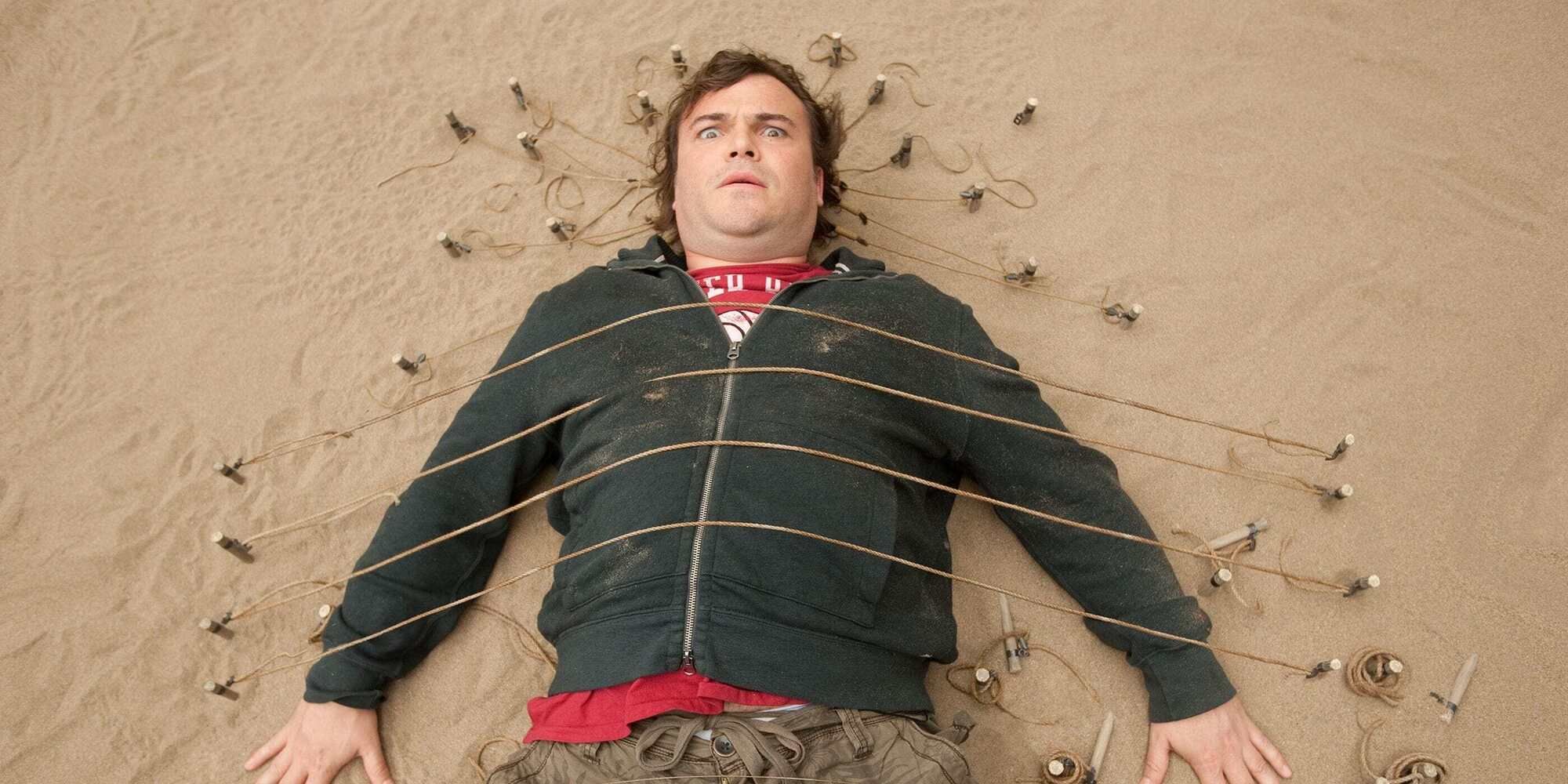 Jack Black as Lemuel Gulliver being tied down by a bunch of miniature ropes on the beach in 'Gulliver's Travels' (2010)