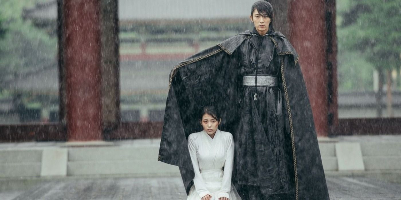 Lee Joon-ki covering Lee Ji-eun with his cape in Moon Lovers_ Scarlet Heart Ryeo_