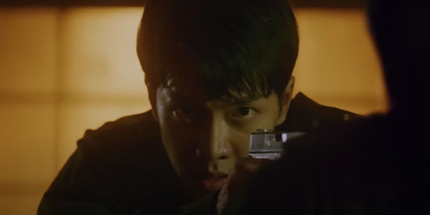 Lee Seung-Gi points a weapon at someone in Vagabond.
