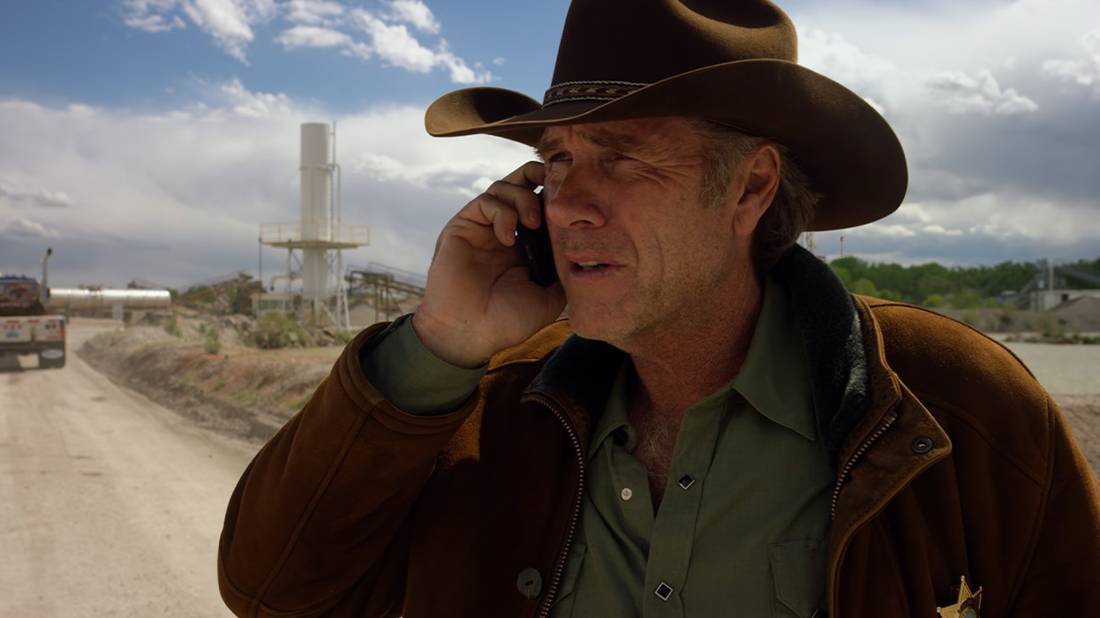 Sheriff Walt Longmire (Robert Taylor) on the phone at the oil fields in the 'Longmire' episode