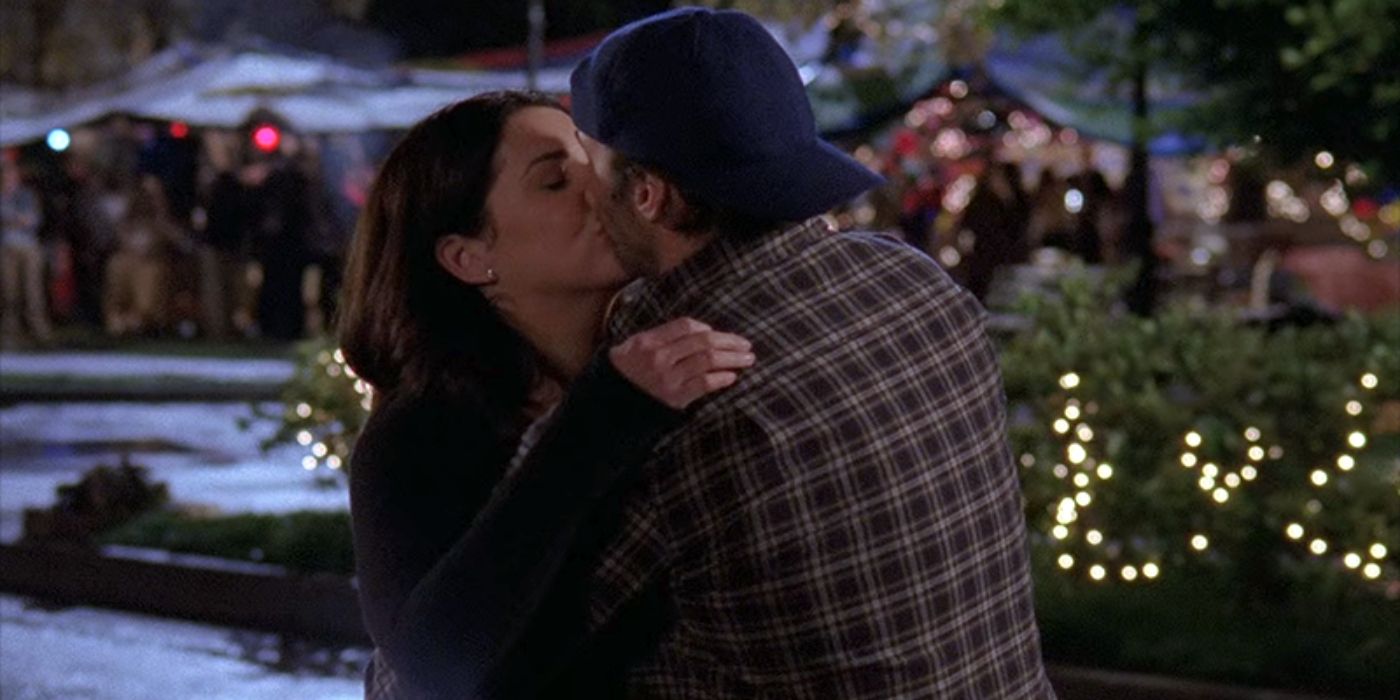 Luke and Lorelai sharing a reunion kiss in the final episode of Gilmore Girls. 