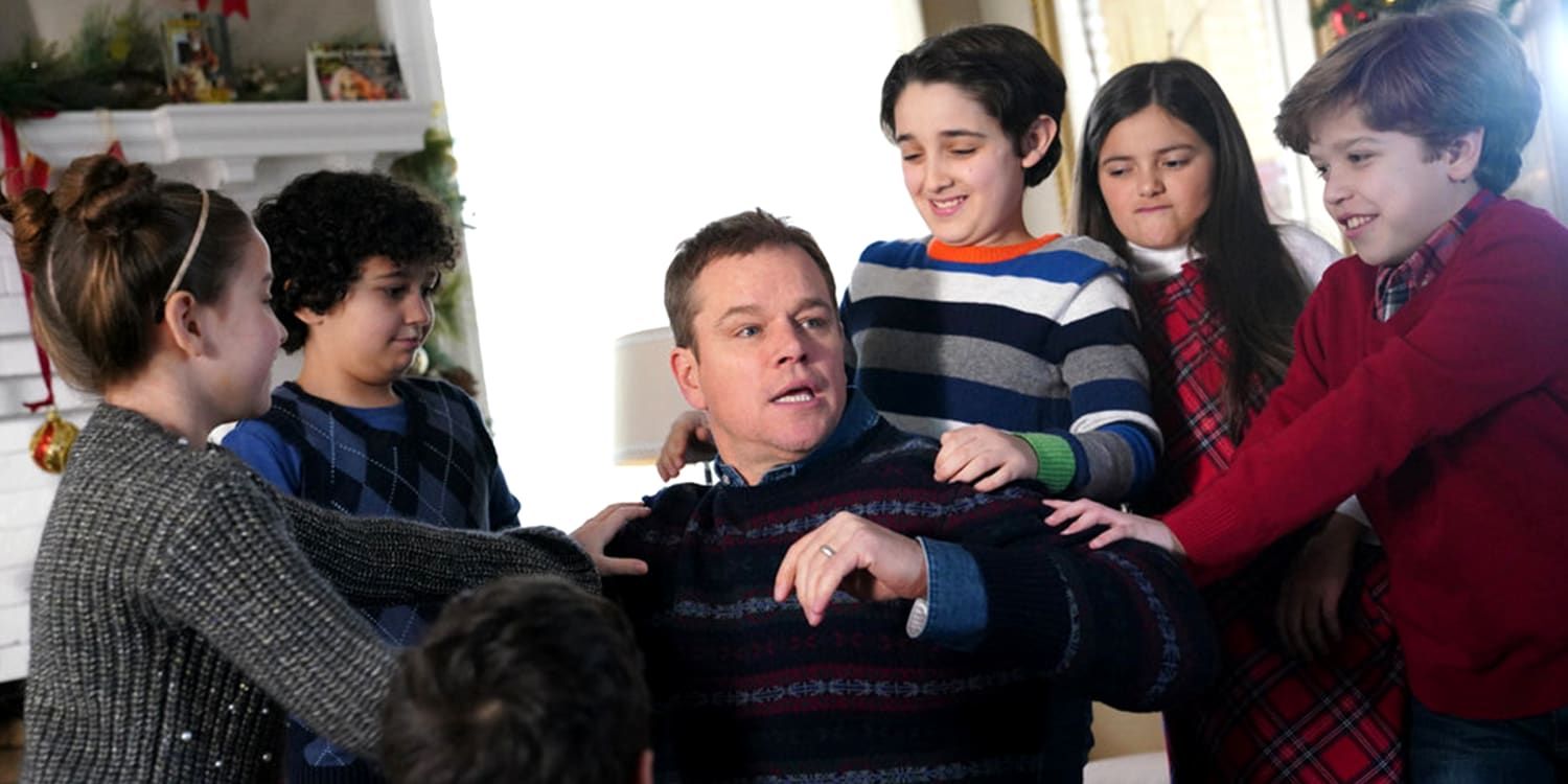 Matt Damon surrounded by kids looking anxious in the Saturday Night Live skit Best Christmas Ever.