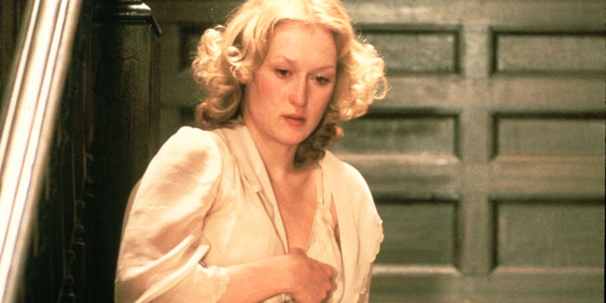 Meryl Streep sitting down looking lost in Sophie's Choice (1982).