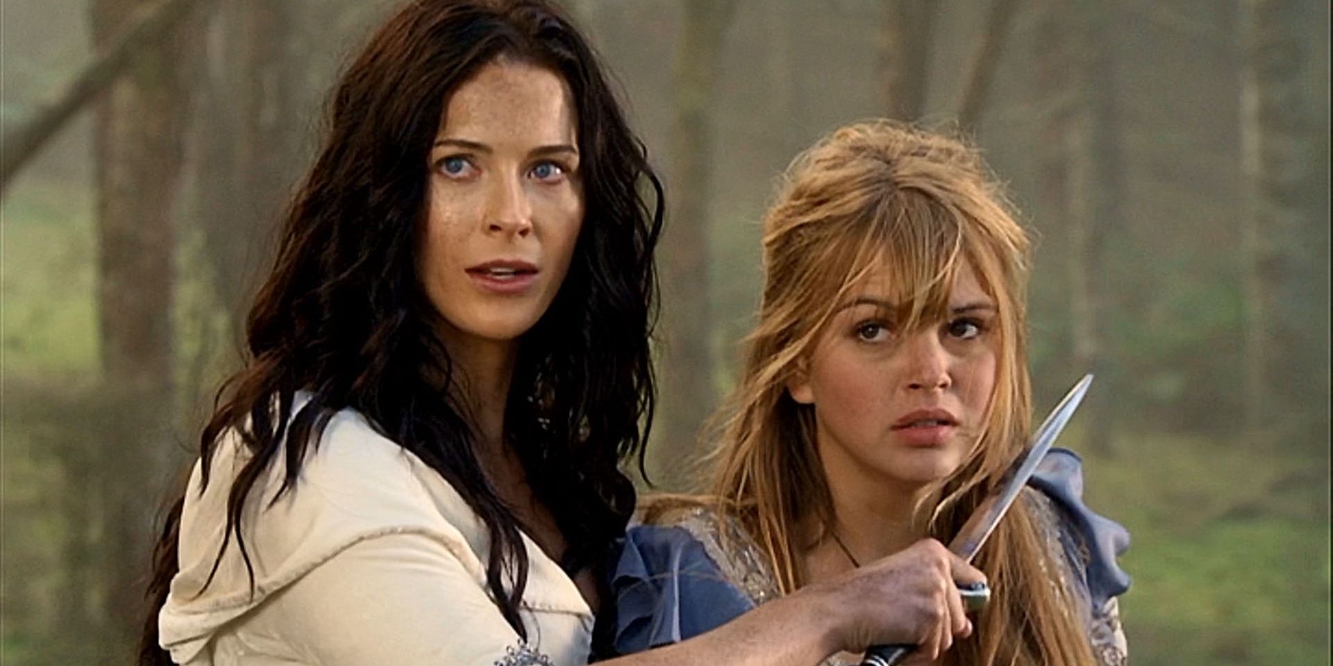 Bridget Regan as Mother Confessor Kahlan Amnell in Legend of the Seeker holding a knife to another woman's throat.