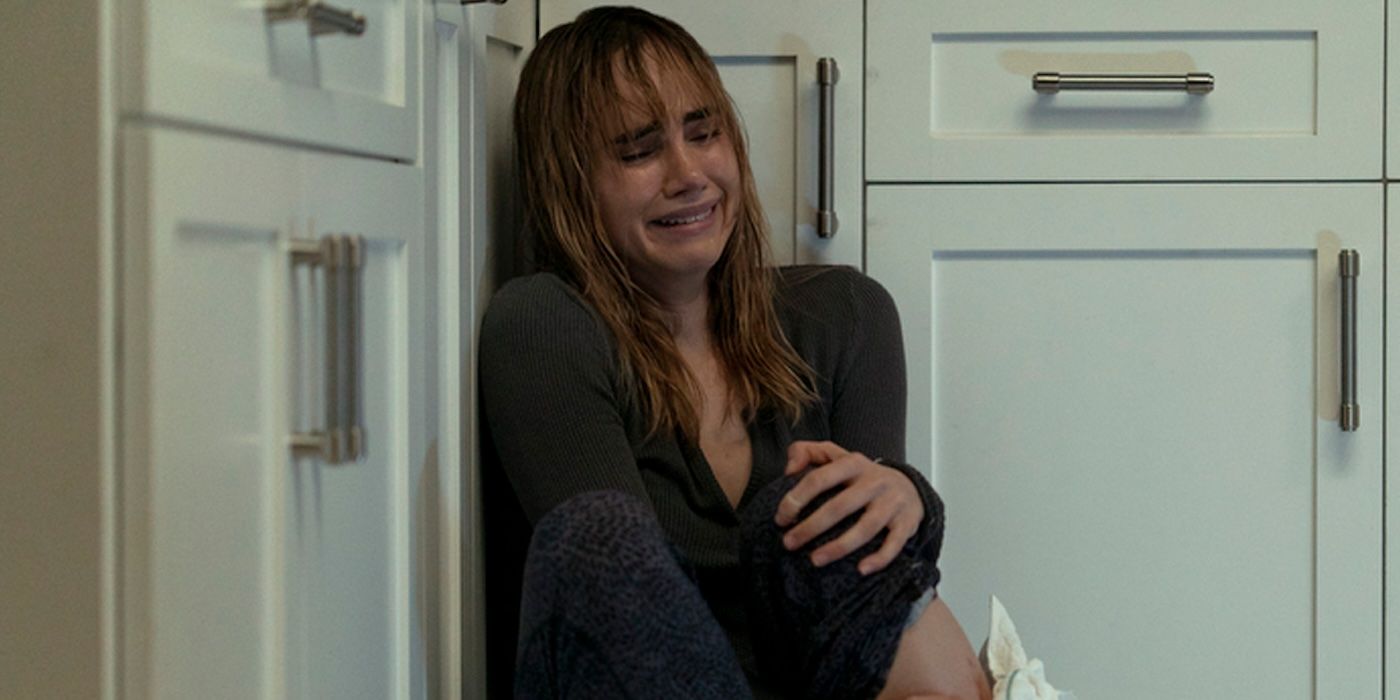 Suki Waterhouse as Alexis in New Year, New You