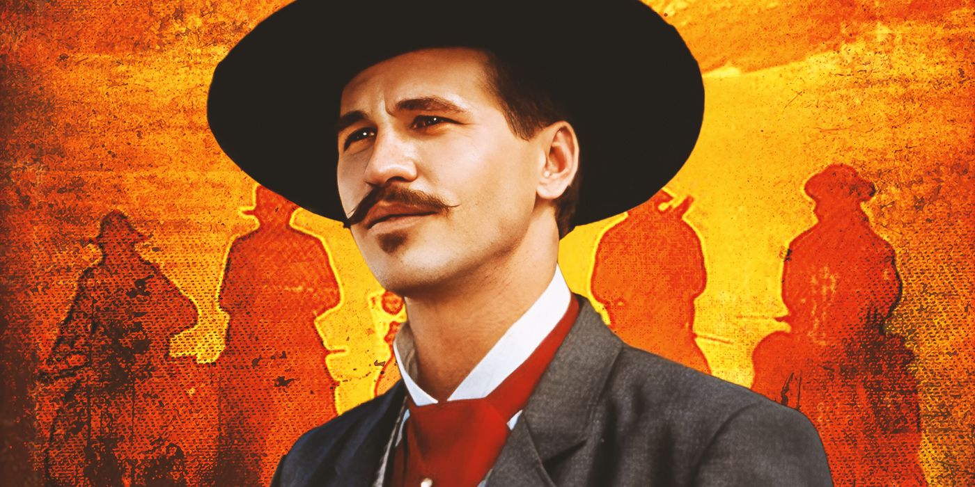 El actor Val Kilmer como Doc Holliday en Tombstone, sonriendo contra un fondo naranja de hombres a caballo.