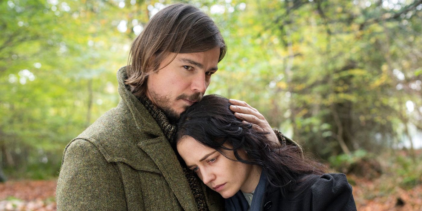 Vanessa Ives (Eva Green) leaning her head against the chest of Ethan Chandler (Josh Hartnett) while Ethan cups the side of her head in his hand in Penny Dreadful