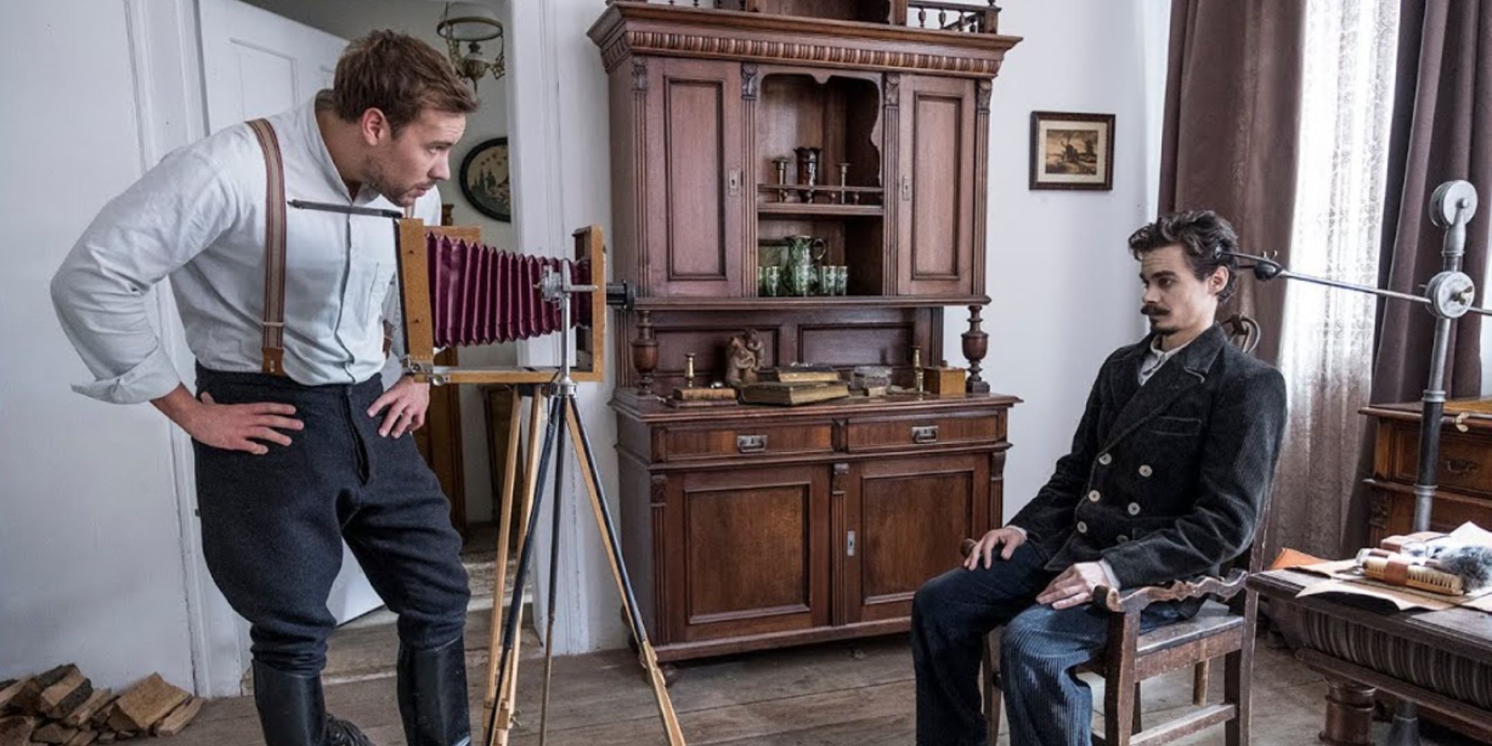 Viktor Klem as Tomas doing corpse photography in Post Mortem.