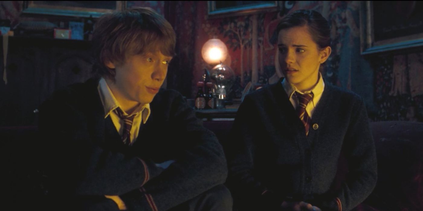 Ron (Rupert Grint) and Hermione (Emma Watson) on the couch in &lsquo;Harry Potter and the Order of the Phoenix&rsquo;