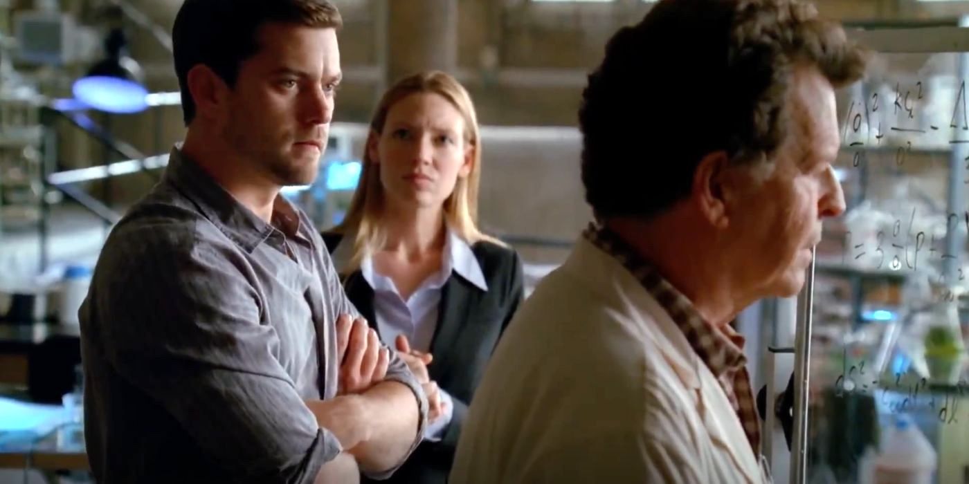 Peter (Joshua Jackson), FBI agent Olivia Dunham (Anna Torv) and Dr. Walter Bishop (John Noble) solves a case in Walter's lab on Fringe.