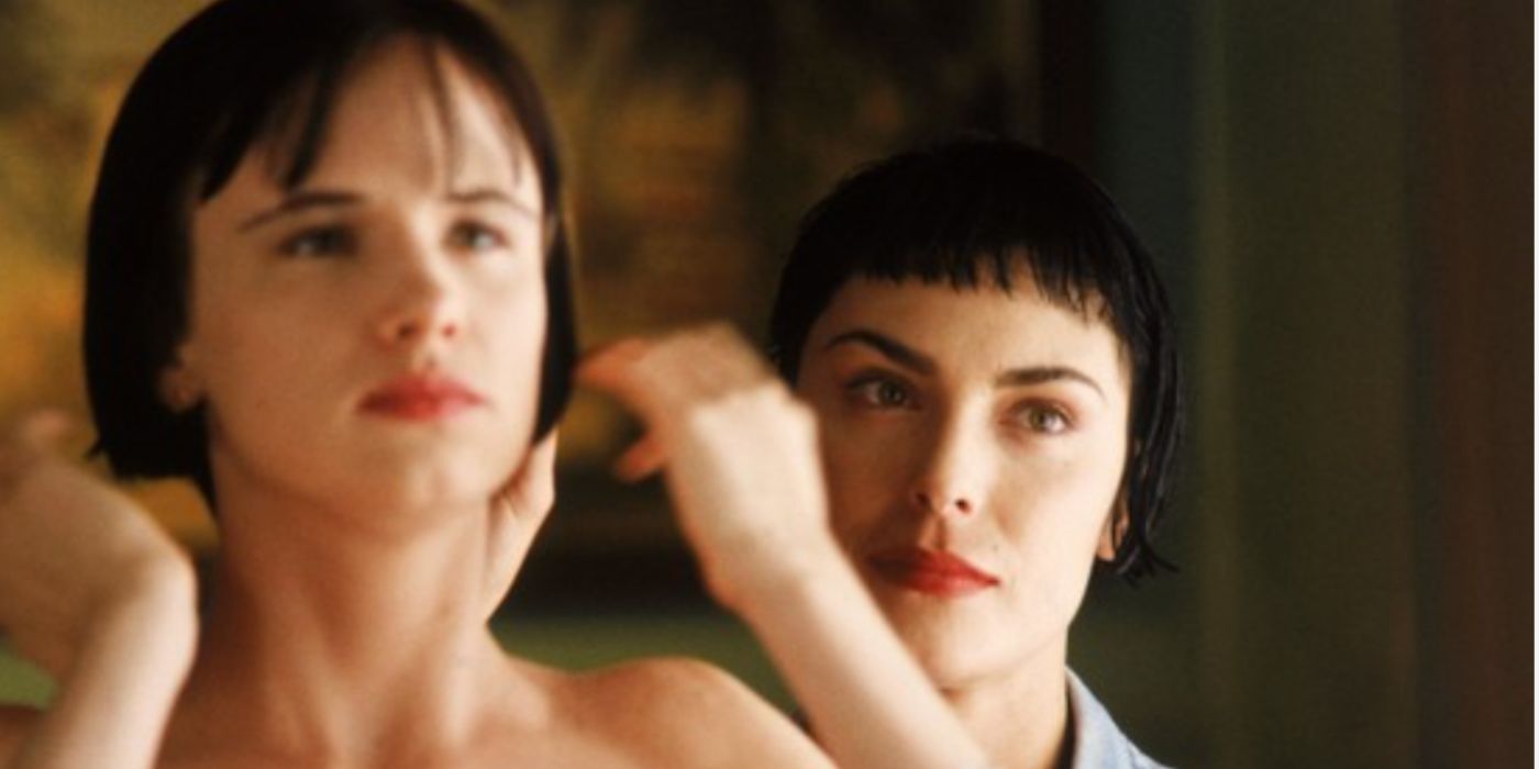 Michelle Forbes and Juliette Lewis as Carrie and Adele sitting in a hotel room with black bob cuts in 'Kalifornia'