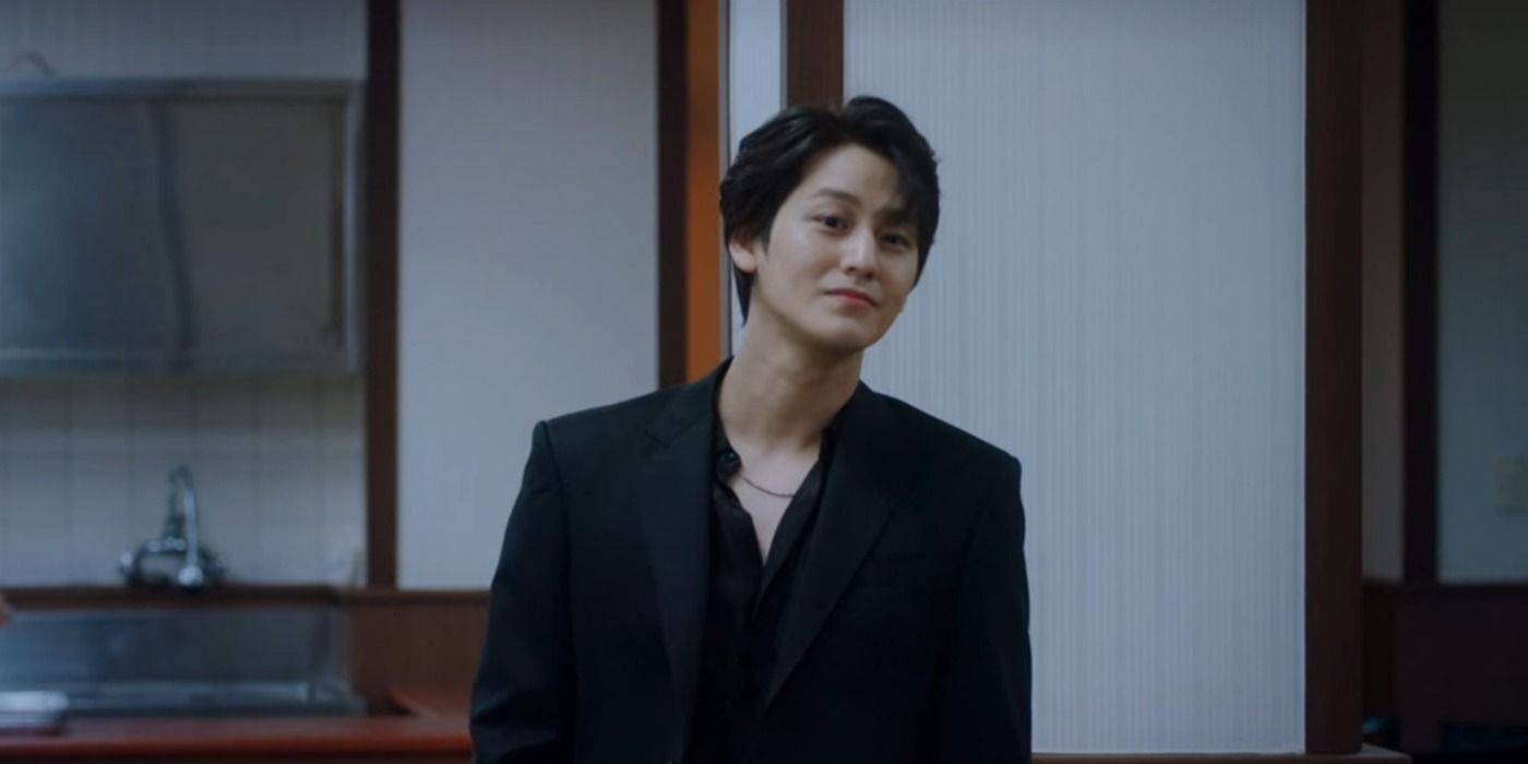 Kim Bum as Lee Rang looking over someone humorously in the K-Drama &ldquo;The Tale of the Nine Tailed.&quot;