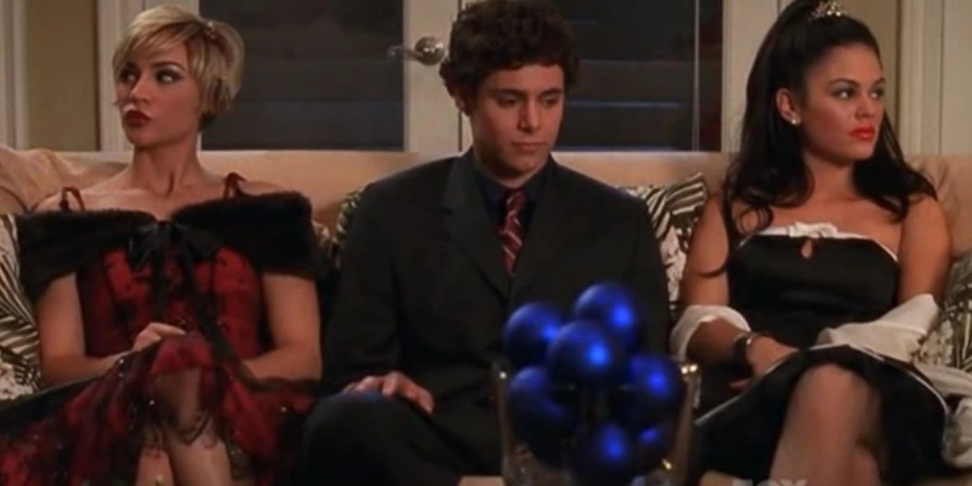 Seth Cohen (Adam Brody) sitting on a couch in between Anna Stern (Samaire Armstrong) and Summer (Rachel Bilson).