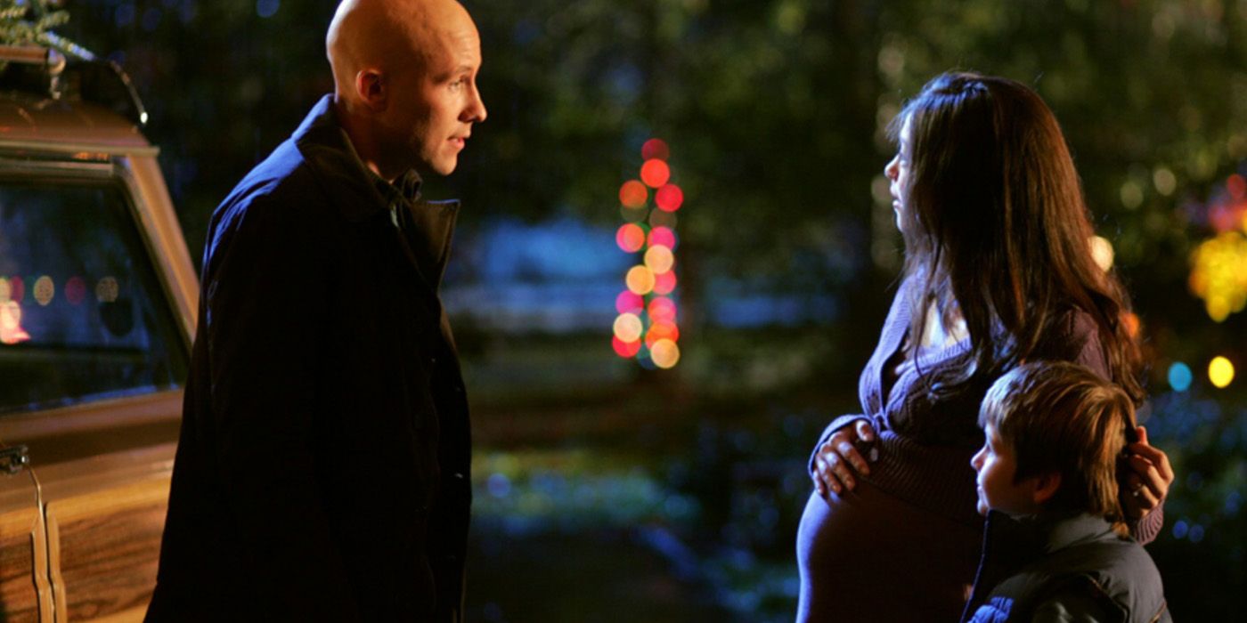 Lex Luthor (Michael Rosenbaum) greets Lana (Kristin Kreuk) and their family on Christmas in the 'Smallville' episode "Lexmas."