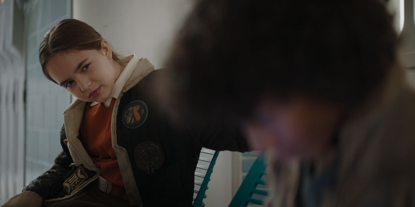 Ryan Kiera Armstrong looking at Ravi Cabot-Conyers in Star Wars: Skeleton Crew Episode 1