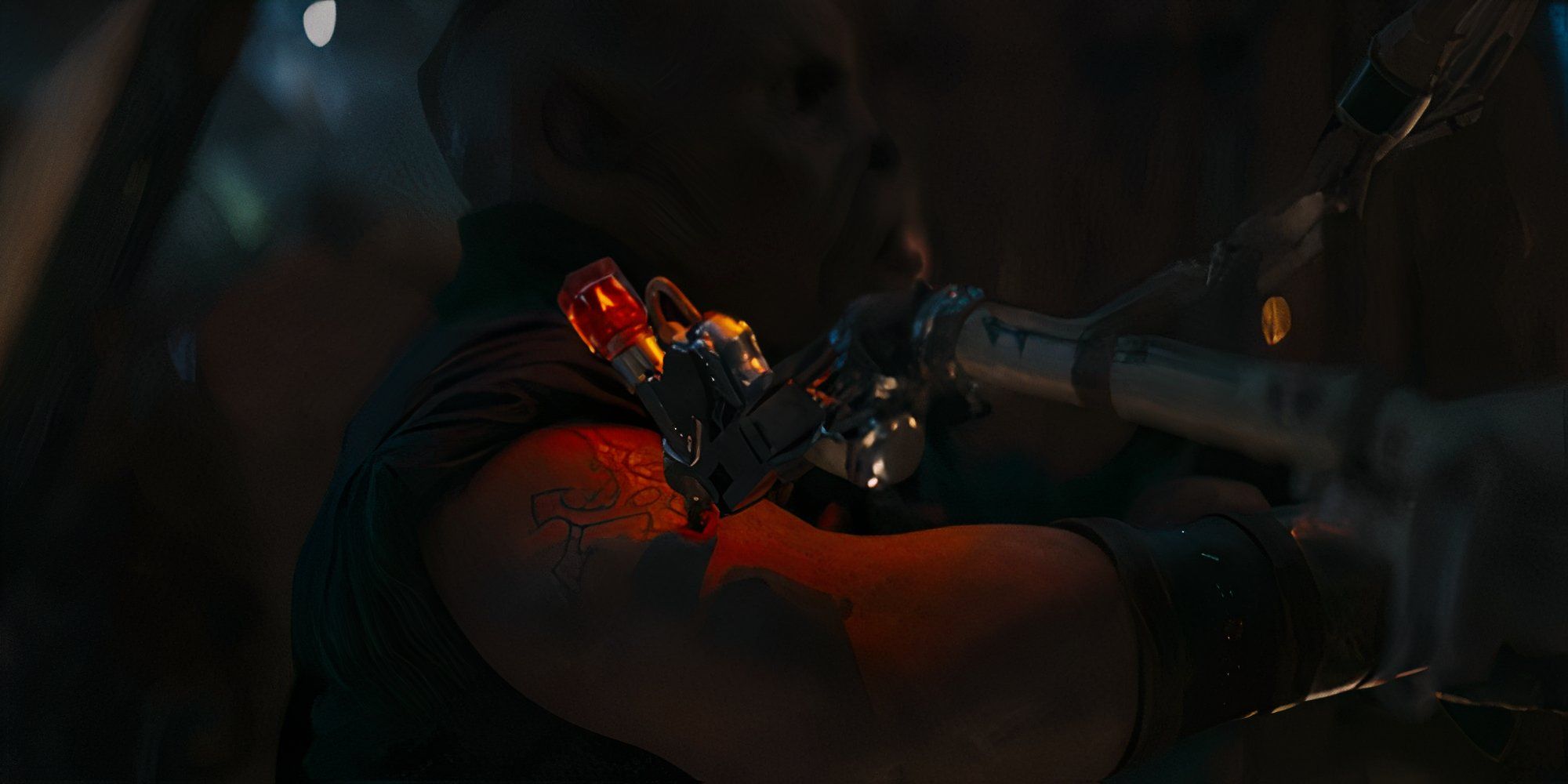 A droid tattoos an image of the Hutt clan&rsquo;s sigil on the arm of a pirate in &lsquo;Star Wars: Skeleton Crew&rsquo;