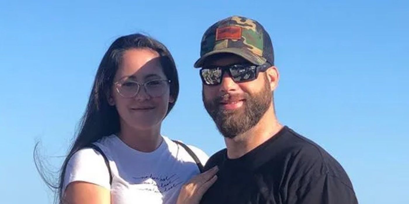 'Teen Mom' stars David Eason and Jenelle Evans posing for a photo together