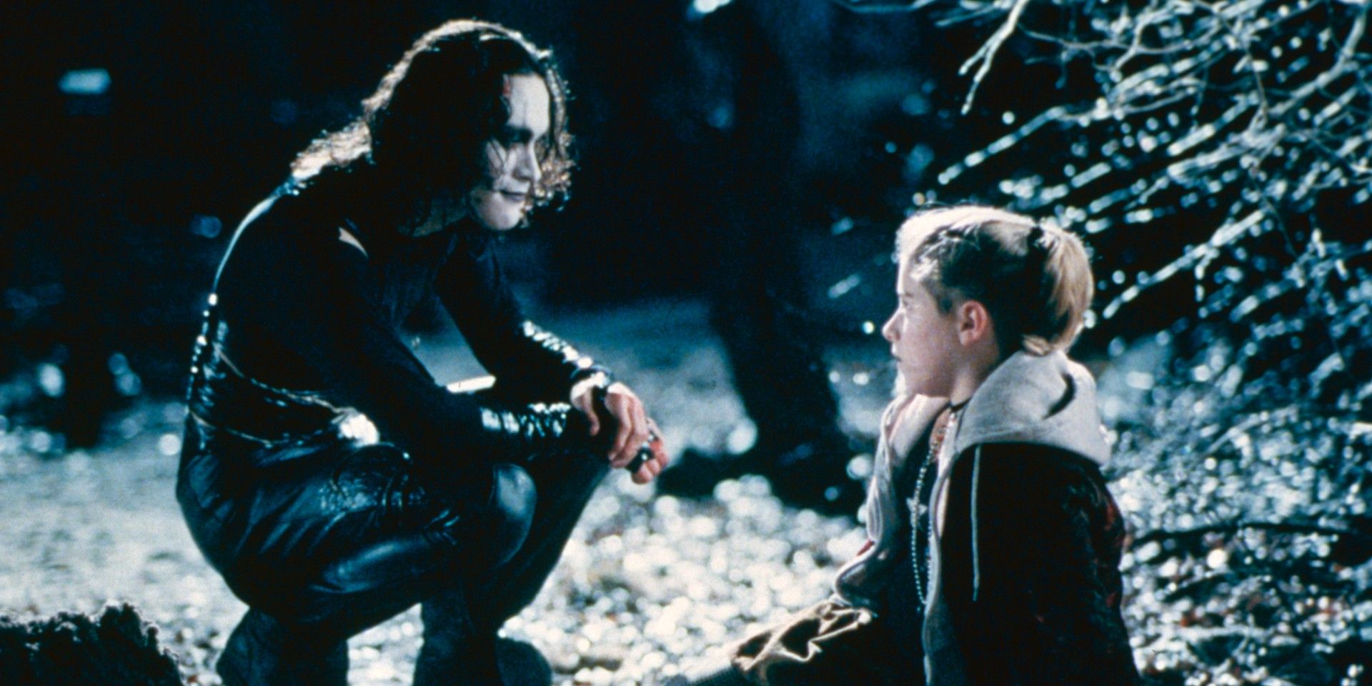 Eric Draven (Brandon Lee) fala com uma garotinha no Crow 1994