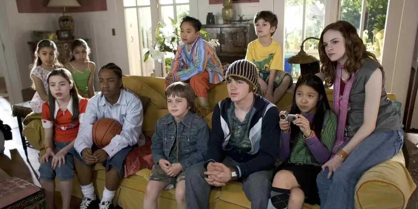 The ensemble cast of kids sitting on a couch in Yours Mine and Ours 2005