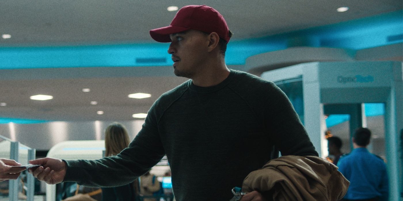 Tonatiuh as Mateo Flores in Carry-On.