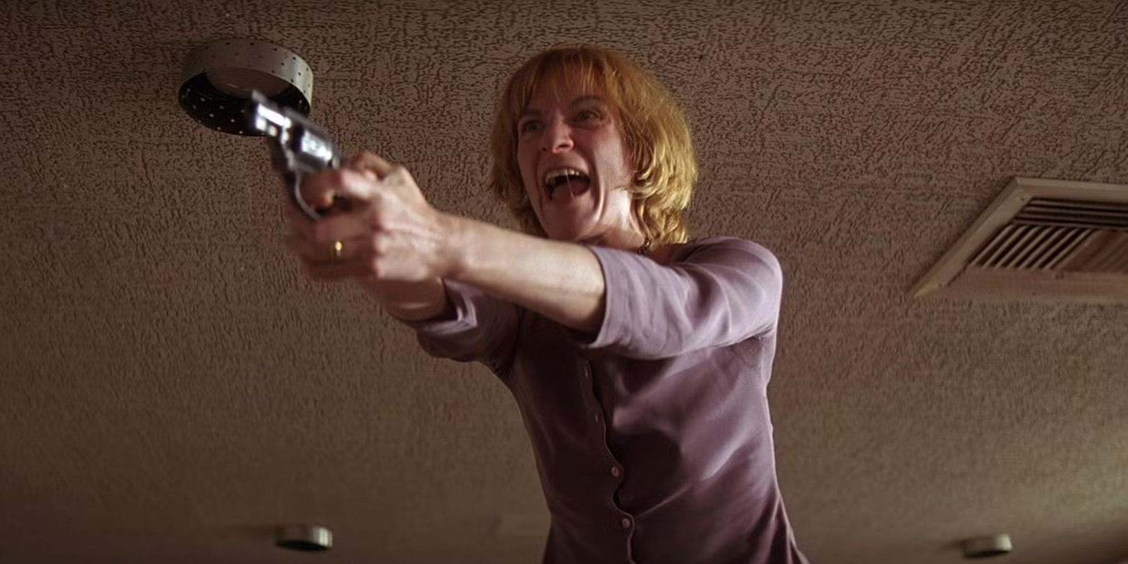 Yolanda-pointing gun-with-both-hands-and-yelling in Pulp Fiction