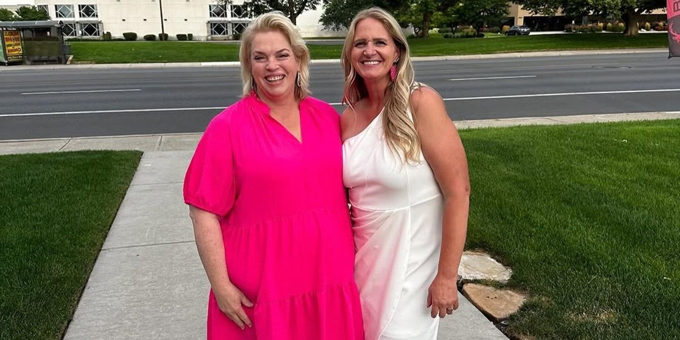 'Sister Wives' stars Janelle and Christine Brown pose on a front lawn