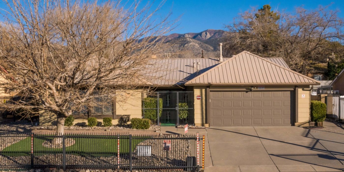 A front view of the real-life Walter White house from Breaking Bad.