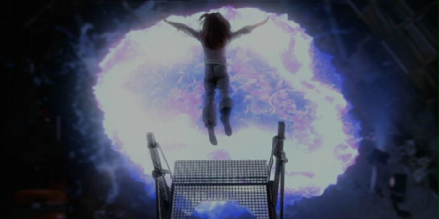 Buffy, played by Sarah Michelle Gellar, closing the portal in &lsquo;Buffy the Vampire Slayer&rsquo; Season 5, Episode 22.