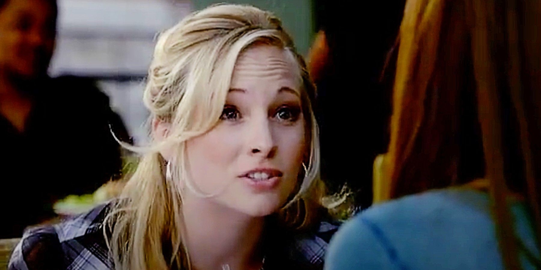 Caroline Forbes speaking to Elena Gilbert in The Vampire Diaries Season 1.