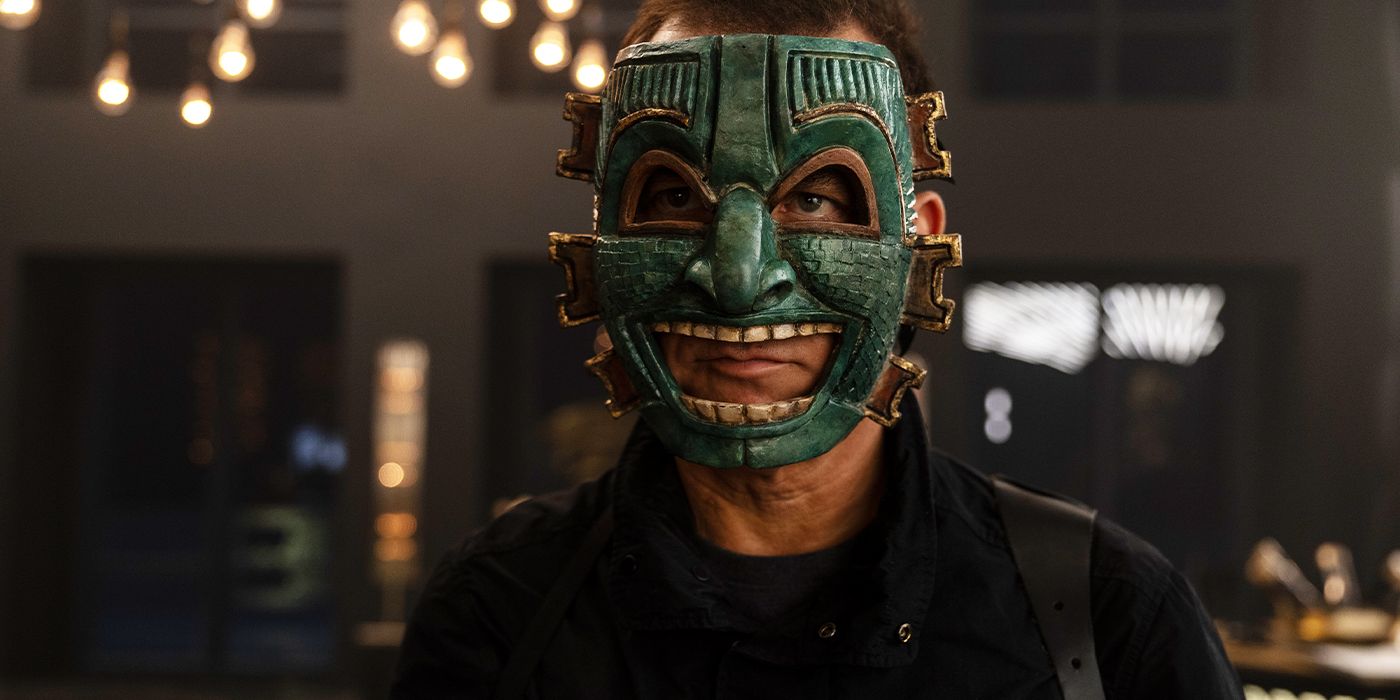 Marcus (Clive Owen) in a mask in Cleaner