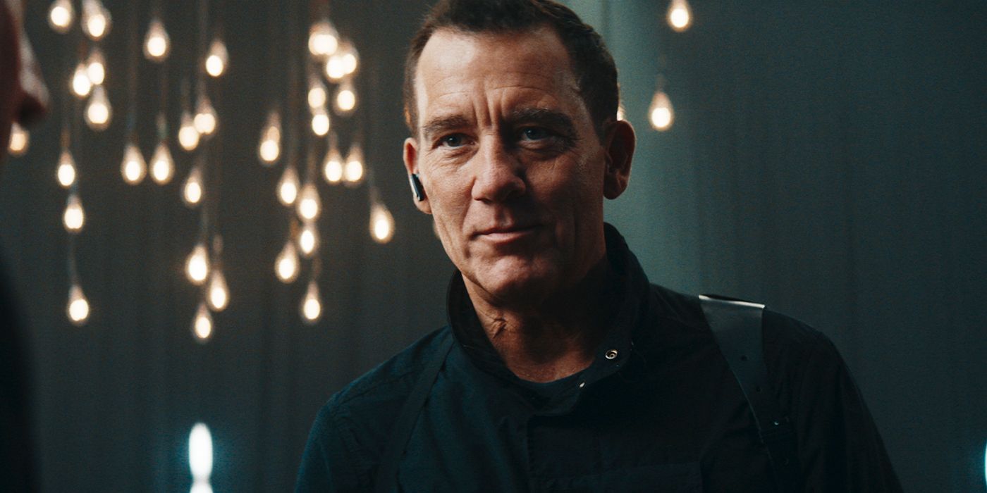 Marcus (Clive Owen) smiling in Cleaner
