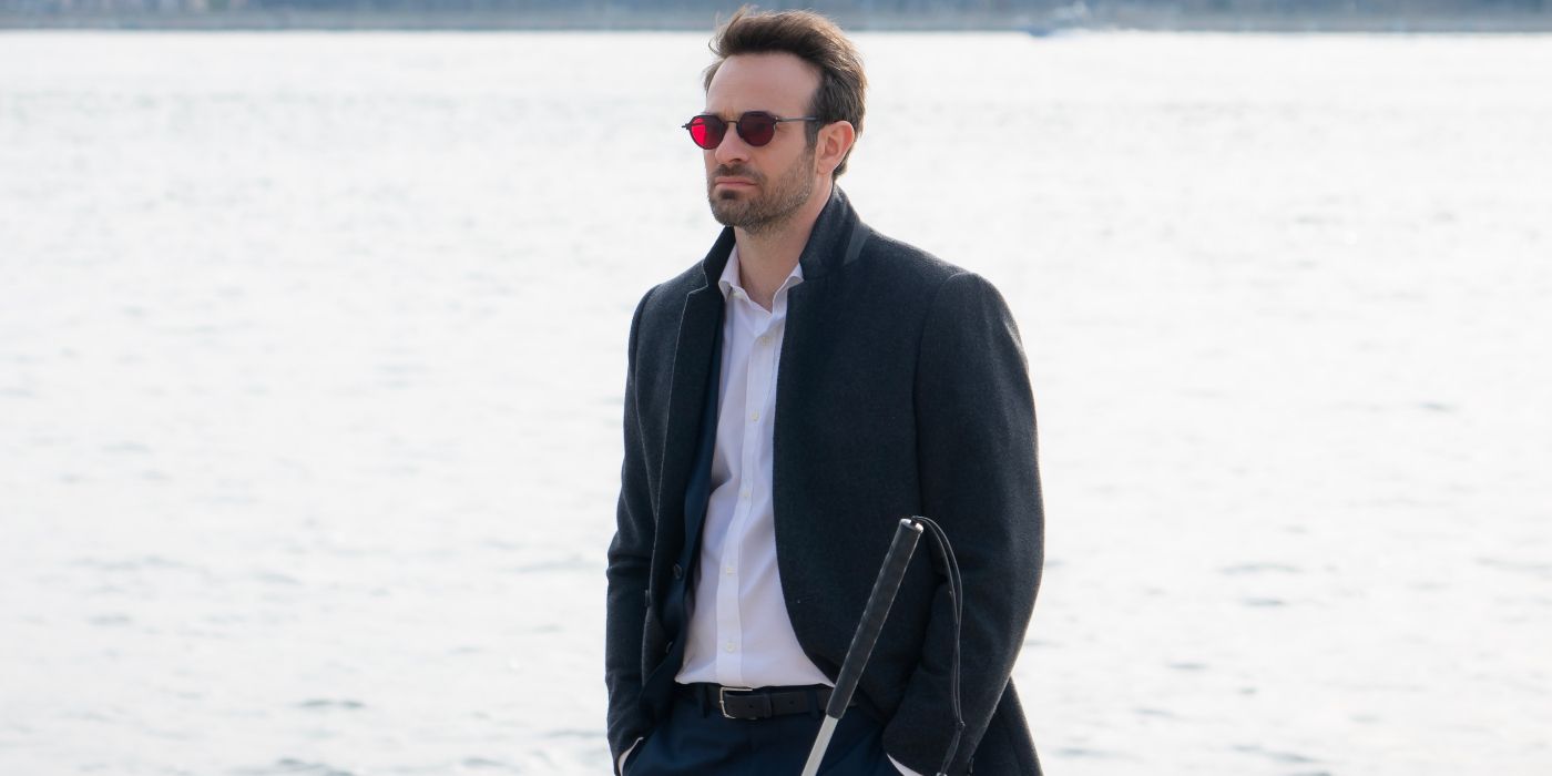 Charlie Cox como Matt Murdock caminhando ao longo do rio em Demolidor: Nascido de novo episódio 2.