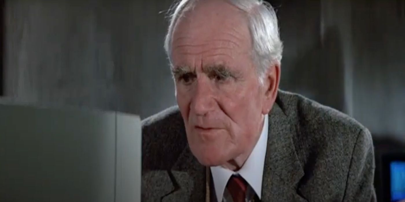 Desmond Llewelyn as Q showing Bond some Soviet agents on his computer in 'The Living Daylights'