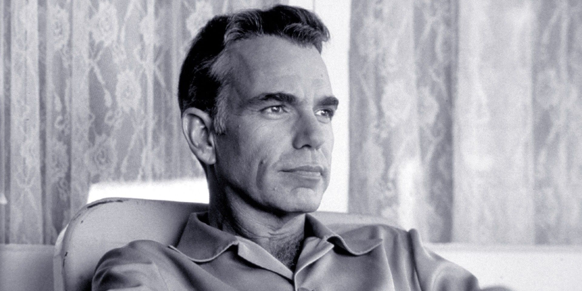 Ed (Billy Bob Thornton) sitting down in 'The Man Who Wasn't There' (1)