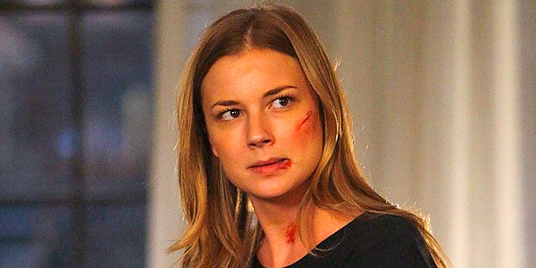 Emily VanCamp as Emily Thorne/Amanda Clarke with cuts on her face in Revenge.