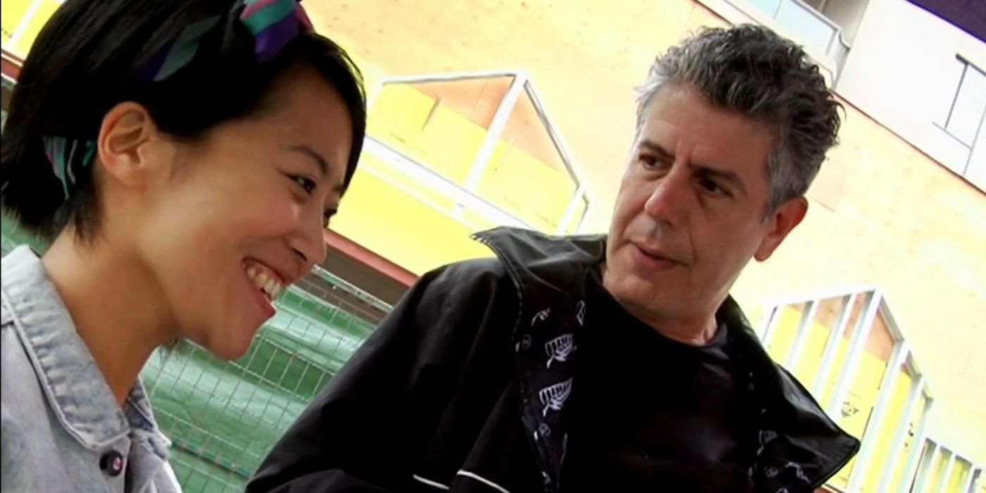 Anthony Bourdain interviews a woman on 'Anthony Bourdain: No Reservations'.