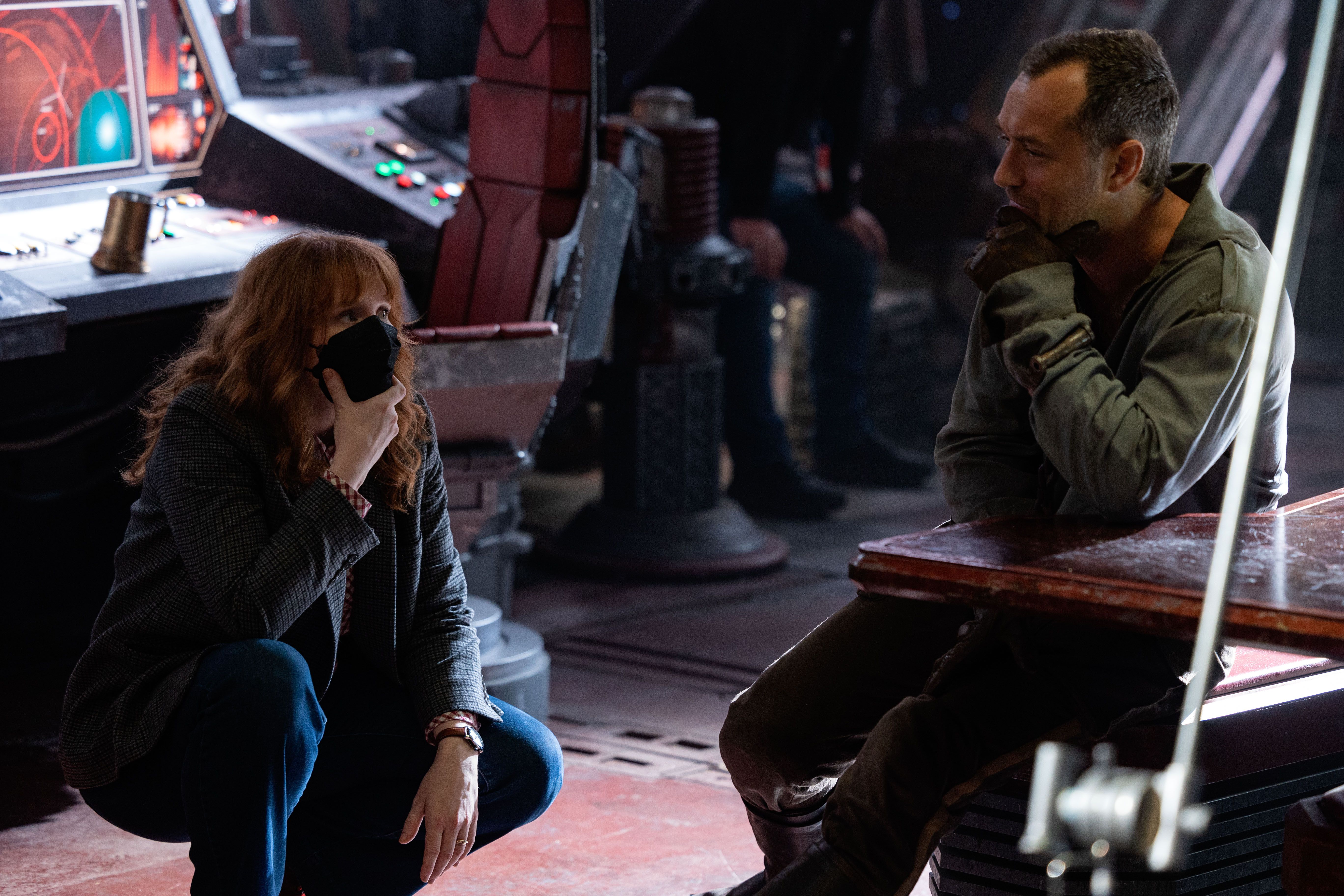 Bryce Dallas Howard and Jude Law behind the scenes on Skeleton Crew Episode 6