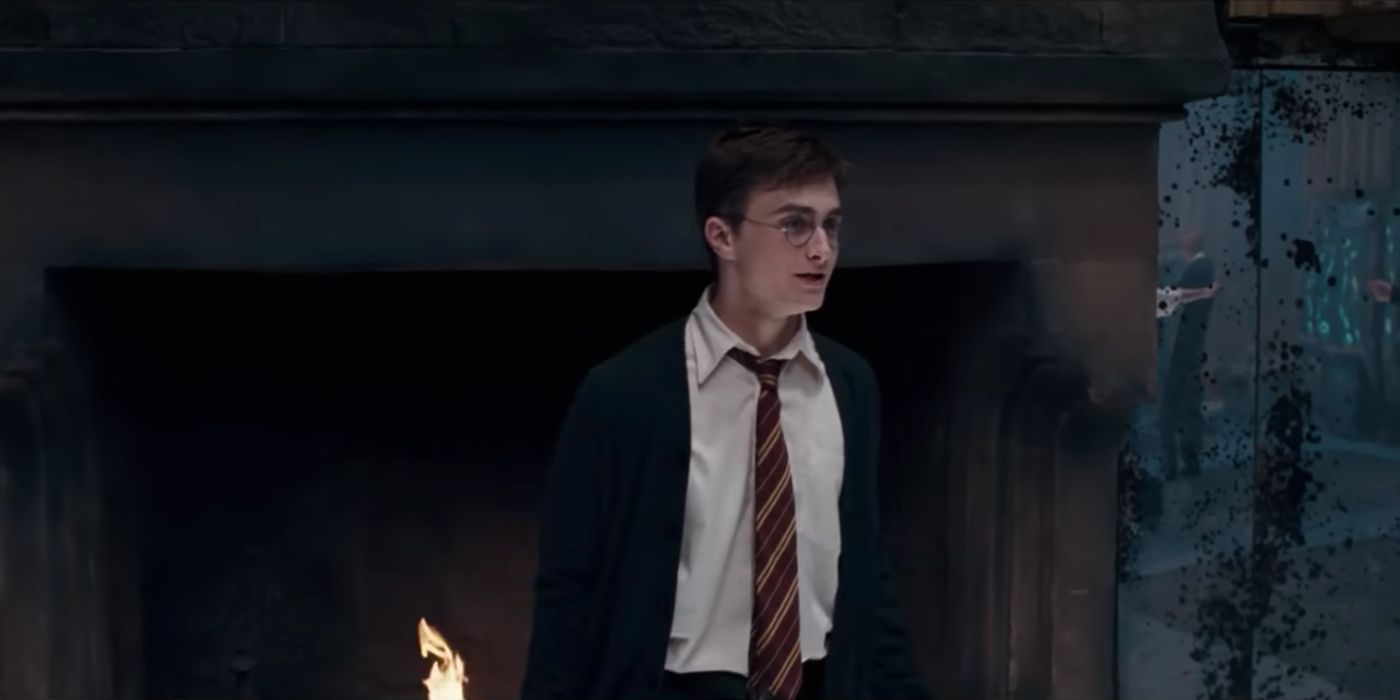 Harry Potter, played by Daniel Radcliffe, talking to Dumbledore&rsquo;s Army in &lsquo;Harry Potter and the Order of the Phoenix.