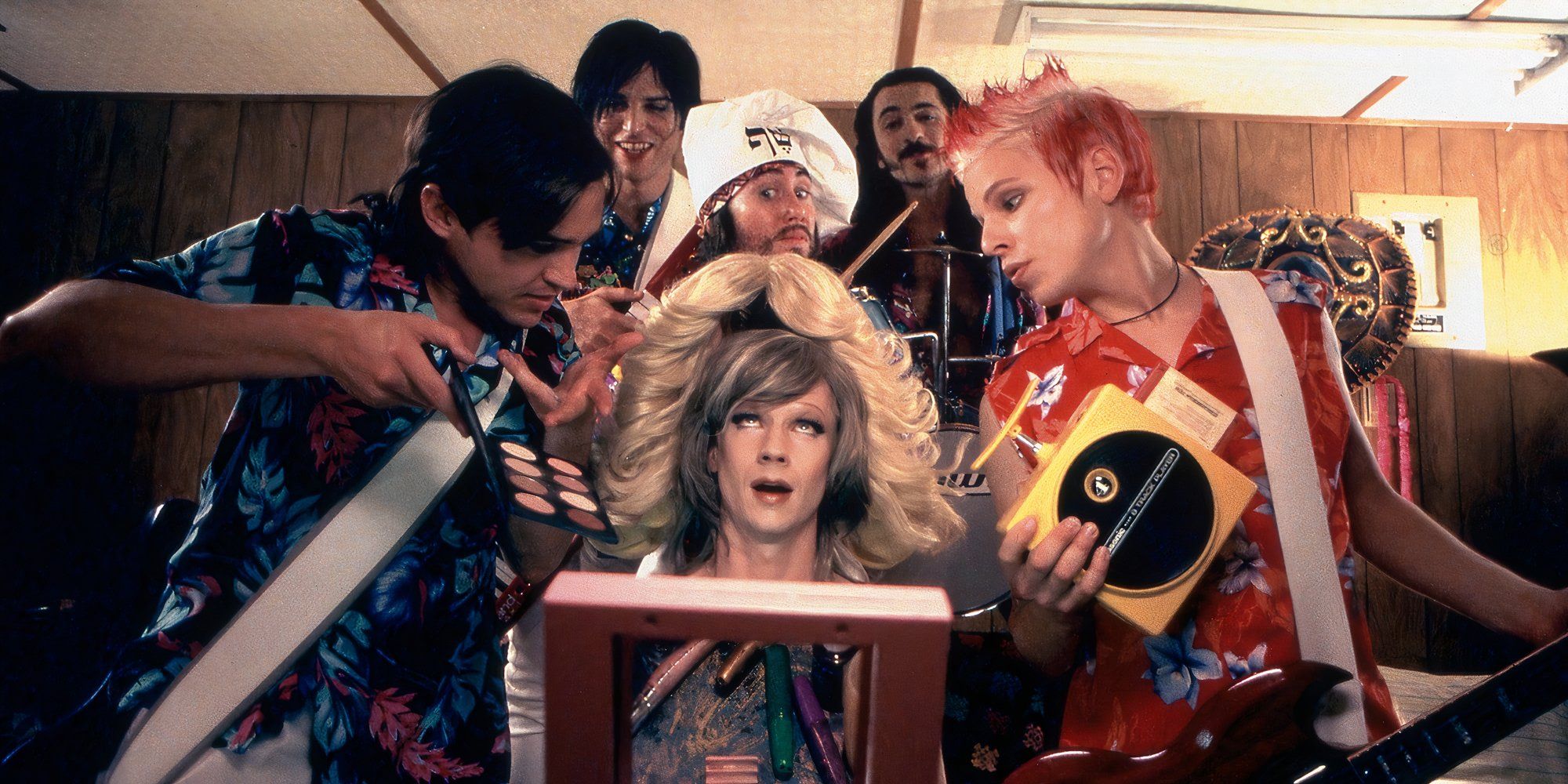 John Cameron Mitchell as Hedwig and the cast sing &ldquo;Wig in a Box&rdquo; in &lsquo;Hedwig and the Angry Inch&rsquo;