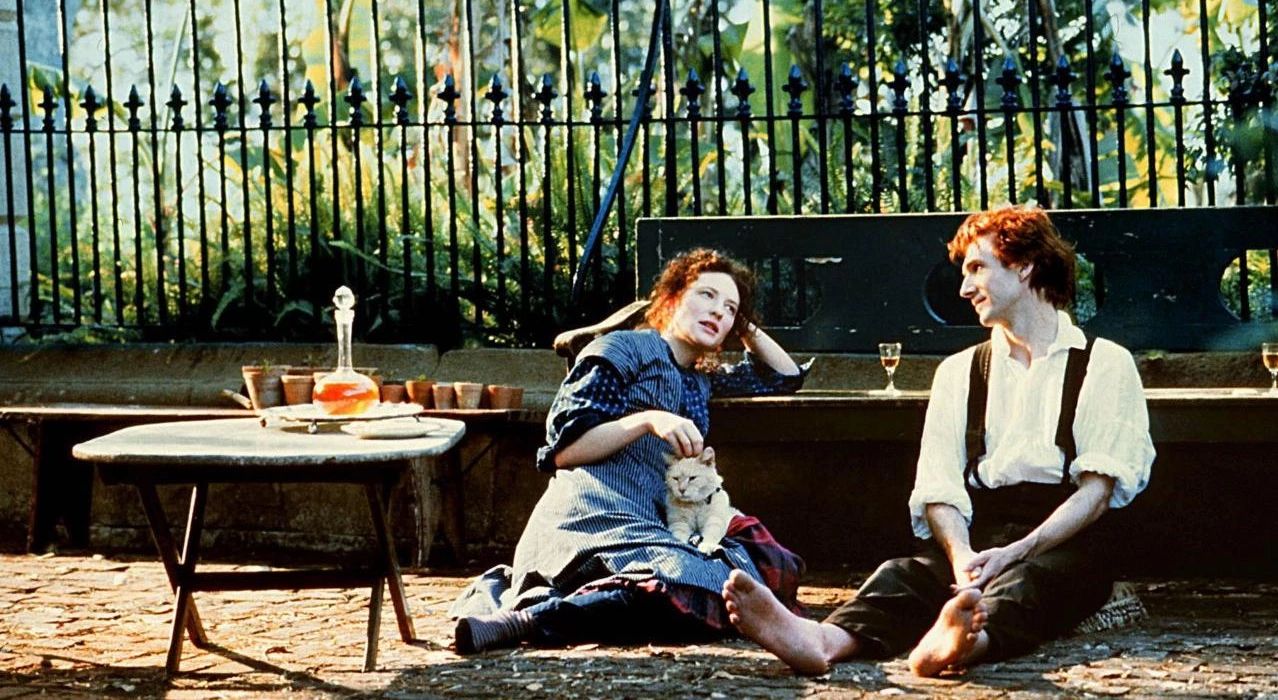 Lucinda (Cate Blanchett) and Oscar (Ralph Fiennes) sitting on a sidewalk together in?Oscar and Lucinda